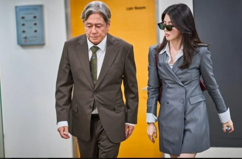 최민식·한소희 '인턴', 개봉 첫날 1위…개봉일 관객 약 61,000명으로 '오디세이' 제쳐 관련 이미지