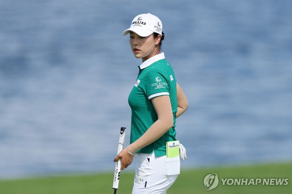 아깝다 17번 홀: 윤이나, LPGA 롯데 챔피언십서 티샷 한 번에 우승 문턱 놓쳐 관련 이미지