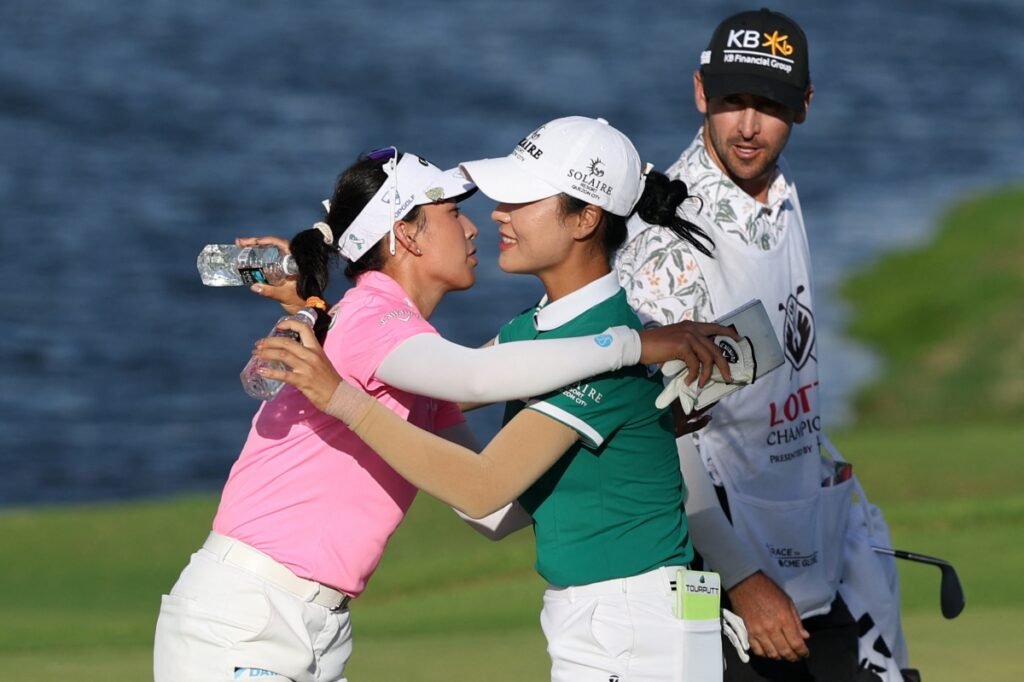 아깝다 17번 홀: 윤이나, LPGA 롯데 챔피언십서 티샷 한 번에 우승 문턱 놓쳐 관련 이미지