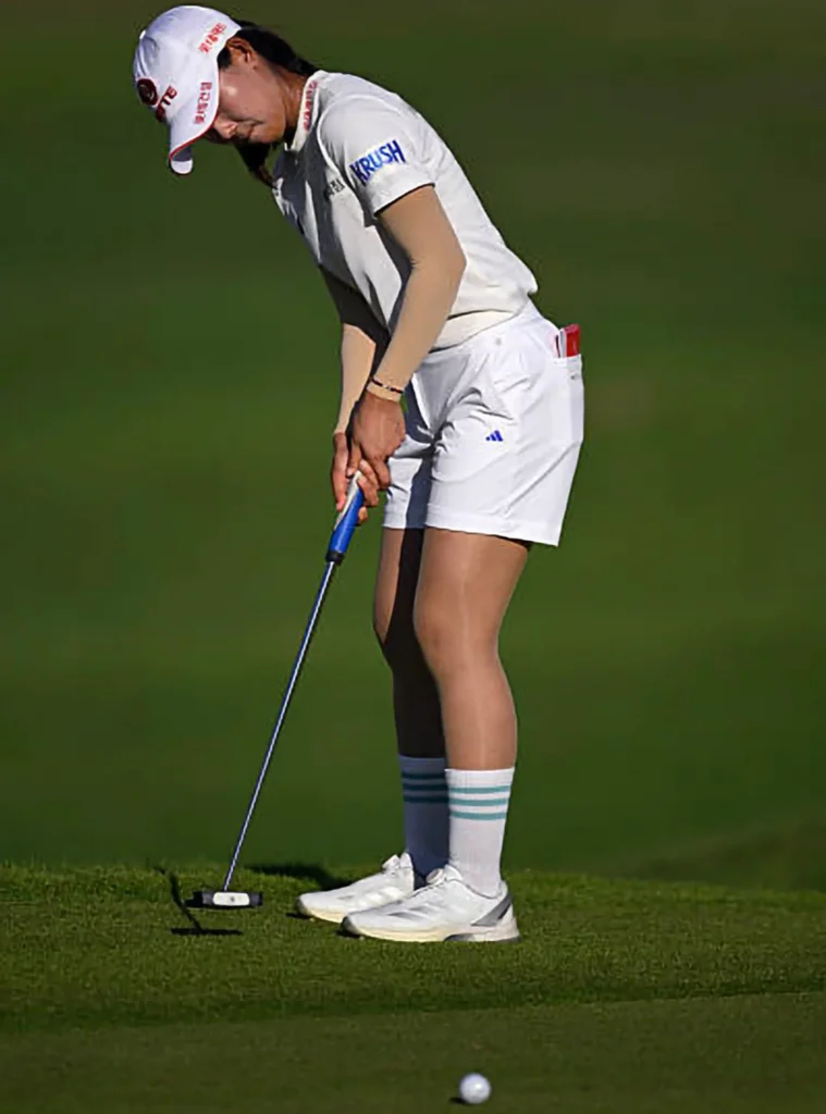 아깝다 17번 홀: 윤이나, LPGA 롯데 챔피언십서 티샷 한 번에 우승 문턱 놓쳐 관련 이미지