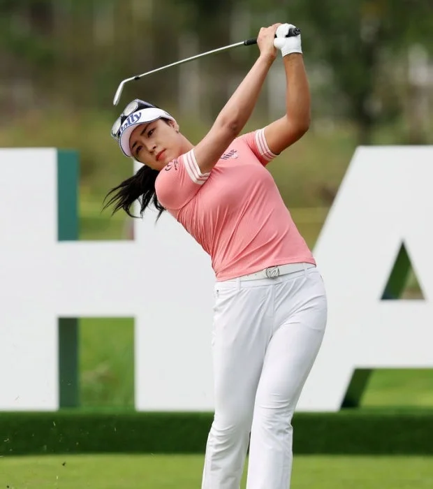 아깝다 17번 홀: 윤이나, LPGA 롯데 챔피언십서 티샷 한 번에 우승 문턱 놓쳐 관련 이미지