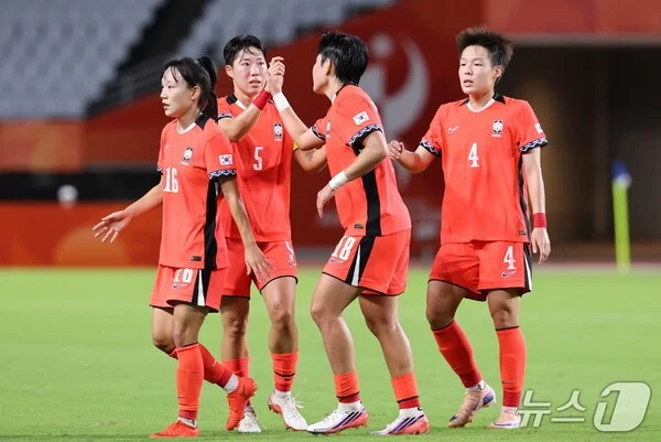 한국, 중국에 2-1 역전승으로 아시안게임 결승 진출 — 개최국 일본은 준결승서 초반 실점으로 고전