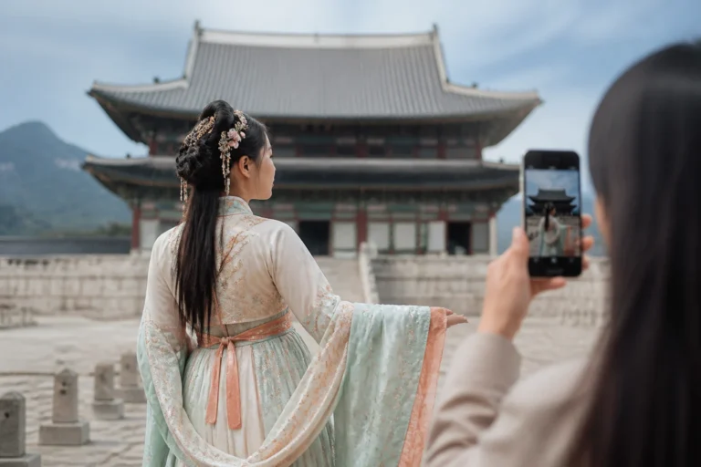 경복궁 배경에 한푸 입은 인플루언서 게시물, 언론 보도는 있으나 원링크는 불명확